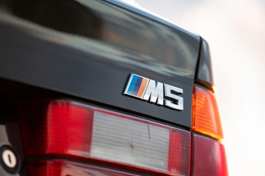 Логотип BMW M5 Touring (E34) 1992 года  (EU) (фото 38 из 94)